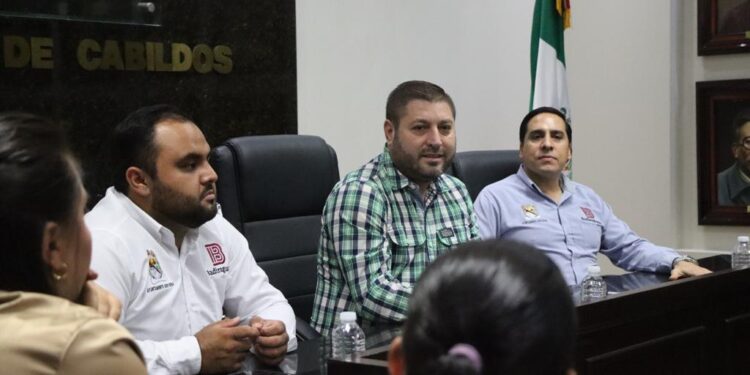 Alcalde de Badiraguato refrenda apoyo mediante programas sociales; se reúne con síndicos