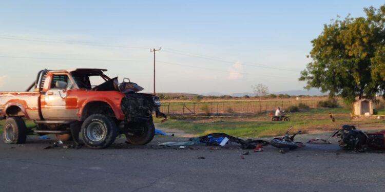 Muere agente de la Policía Municipal de Ahome en choque de motocicleta y camioneta en Navolato