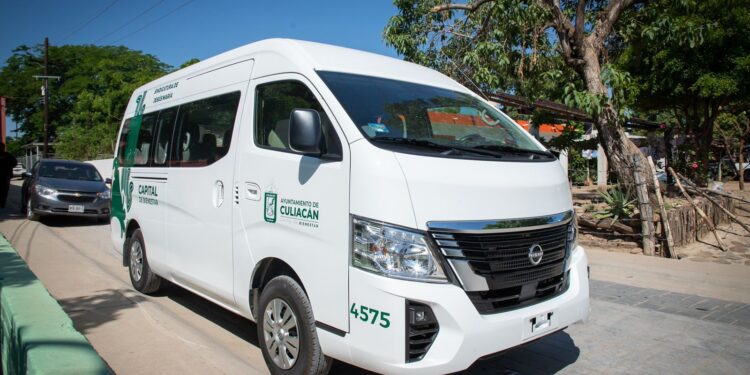 Alcalde entrega vehículo escolar para la sindicatura de Jesús María