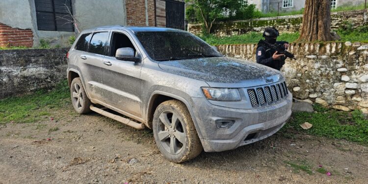 Grupo Élite, asegura armamento en un vehículo en Sinaloa municipio