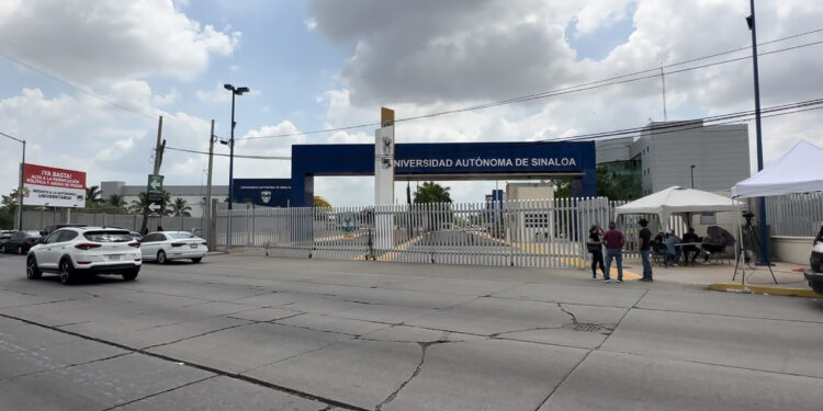 Sin realizar cateo, elementos de la FGE se retiran de la Torre de Rectoría de la UAS