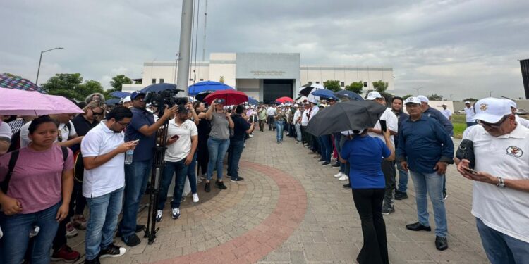 Trabajadores de la UAS realizan un “Pasillo de la Unidad” para respaldar al Rector Jesús Madueña Molina
