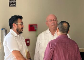 Universitarios gritan ¡No está solo! previo a la audiencia del rector y otras autoridades de la UAS