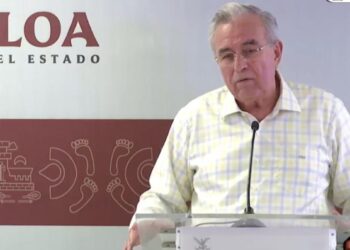 Rocha Moya se somete a cirugía de cataratas; asegura que está en perfecto estado de salud