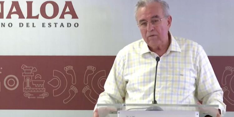 Rocha Moya se somete a cirugía de cataratas; asegura que está en perfecto estado de salud