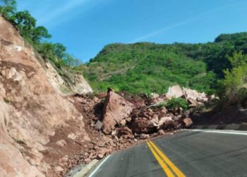 Fuertes lluvias provocan derrumbe en tramo carretero Bocacoragua-La Tuna; municipio realiza reparaciones