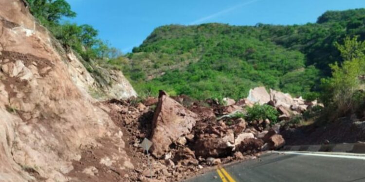 Fuertes lluvias provocan derrumbe en tramo carretero Bocacoragua-La Tuna; municipio realiza reparaciones