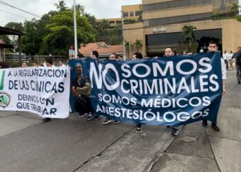 “No somos criminales ni narcos”; Médicos marchan en Culiacán ante las investigaciones contra anestesiólogo por fentanilo