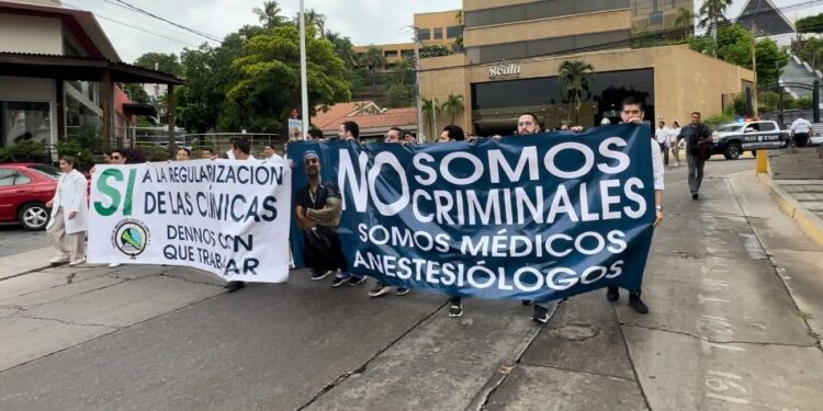 “No somos criminales ni narcos”; Médicos marchan en Culiacán ante las investigaciones contra anestesiólogo por fentanilo