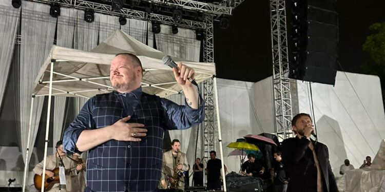 ¡Con todo y lluvia! Sin Bandera ofrece concierto en Culiacán