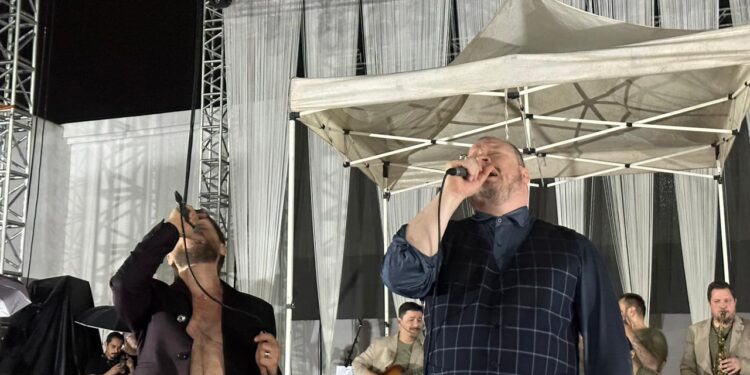 ¡Con todo y lluvia! Sin Bandera ofrece concierto en Culiacán