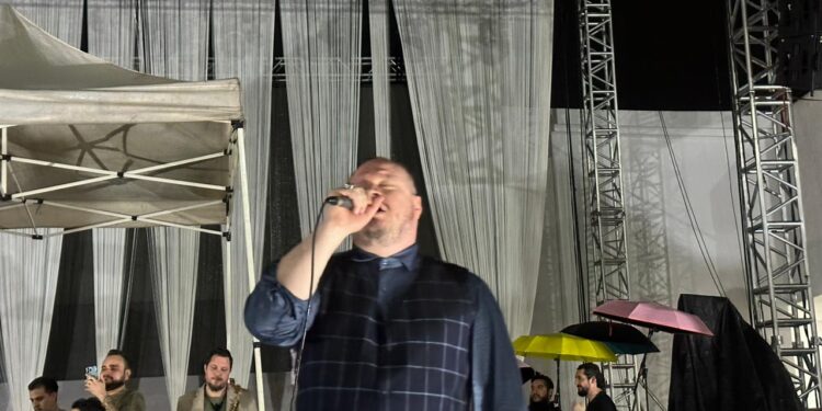 ¡Con todo y lluvia! Sin Bandera ofrece concierto en Culiacán