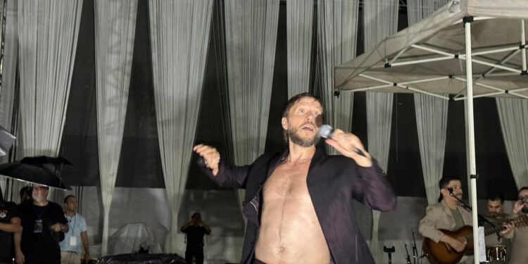 ¡Con todo y lluvia! Sin Bandera ofrece concierto en Culiacán