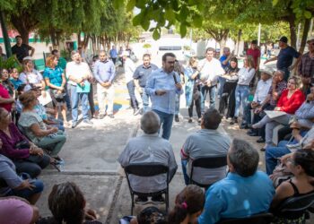 Juan de Dios Gámez sella compromisos de pavimentación con habitantes de Culiacancito