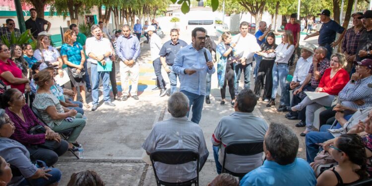 Juan de Dios Gámez sella compromisos de pavimentación con habitantes de Culiacancito