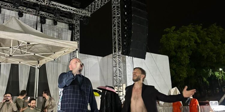 ¡Con todo y lluvia! Sin Bandera ofrece concierto en Culiacán