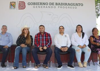 Alcalde de Badiraguato entrega costales de sorgo gavetero a ganaderos locales