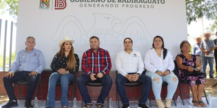 Alcalde de Badiraguato entrega costales de sorgo gavetero a ganaderos locales