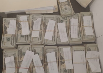 Ingreso a México con más de un millón de pesos en monedas de diferentes países y fue detenido