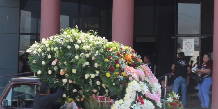 Con flores y música despiden a María Fernanda, hija de “El Flaco”