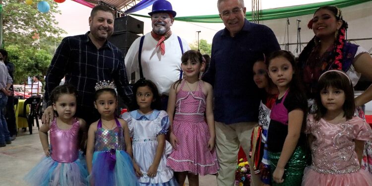 Alcalde de Badiraguato presente en el Carnaval de El Llano de los Rochín