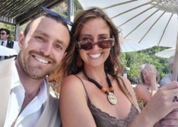 Rescatan a 4 surfistas australianos en aguas de una remota isla indonesia