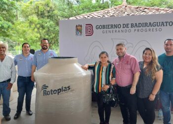Familias de Santiago de los Caballeros reciben tinacos; alcalde visita la comunidad