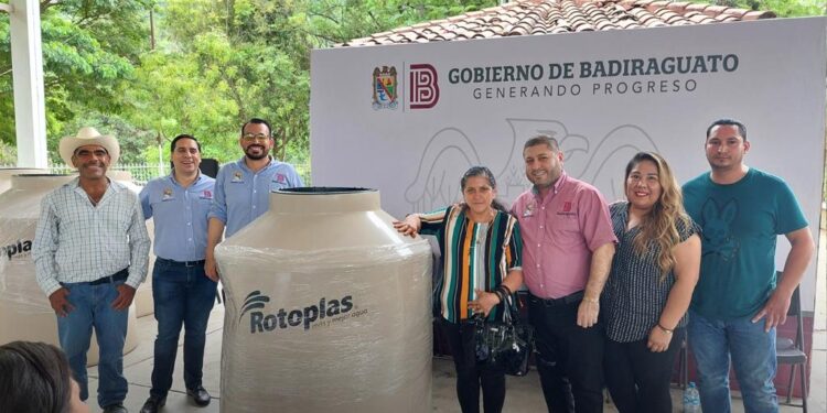 Familias de Santiago de los Caballeros reciben tinacos; alcalde visita la comunidad