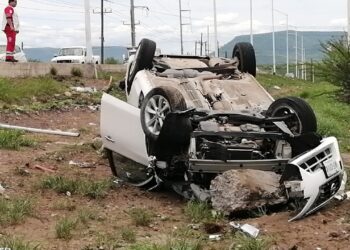 Joven evita atropellar a un perro, pero vuelca su automóvil