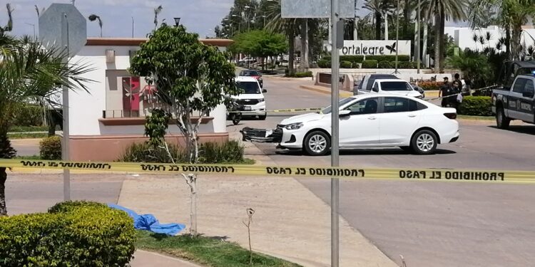 Muere motociclista al ser arrollado por un automóvil en La Conquista