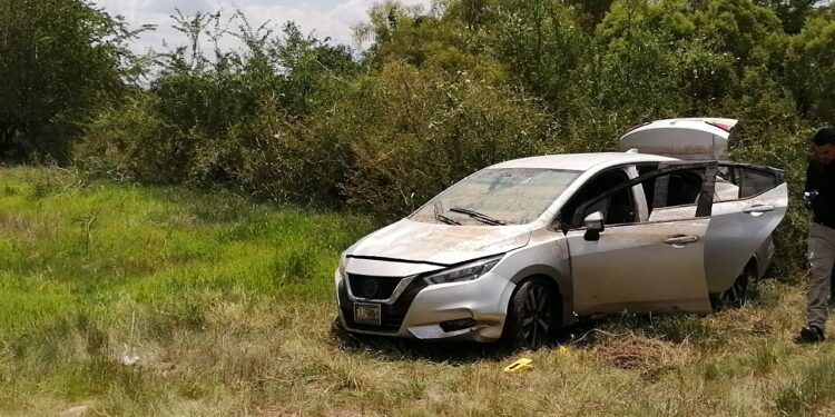 Localizan dentro del río Tamazula el automóvil de un joven asesinado el domingo