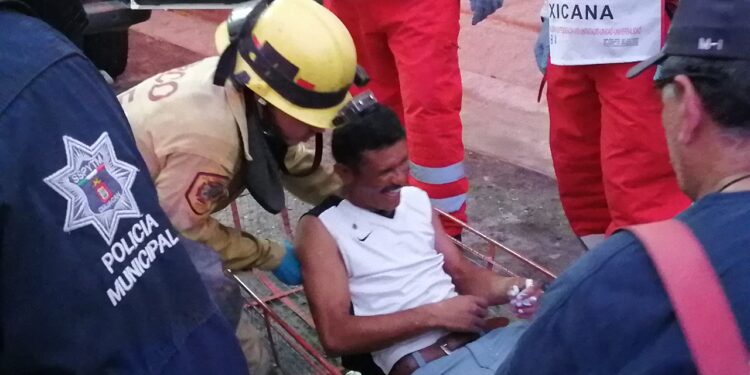 Pintor sufre descarga eléctrica cuándo pintaba una residencia en Mezquitillo