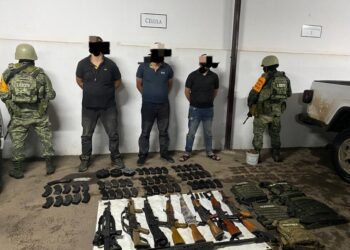 Detienen a 3 personas con armamento en Sinaloa Municipio