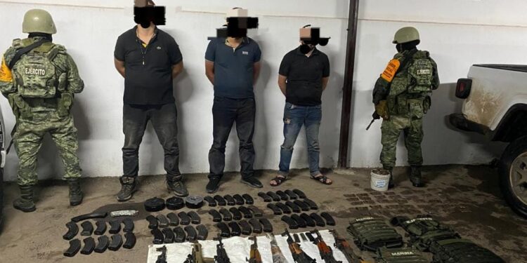 Detienen a 3 personas con armamento en Sinaloa Municipio
