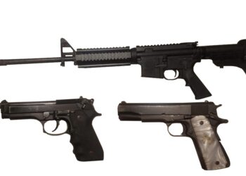 Policías auxilian a mujer y aseguran a dos hombres con armas de fuego