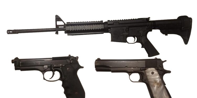 Policías auxilian a mujer y aseguran a dos hombres con armas de fuego