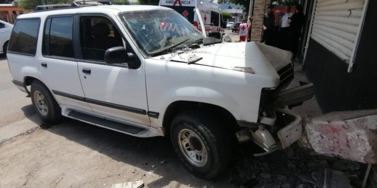 Mujer resultó herida al chocar su camioneta contra un comercio