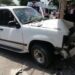 Mujer resultó herida al chocar su camioneta contra un comercio