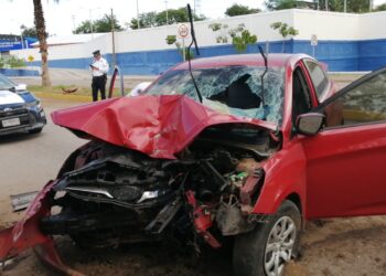 Cuatro heridos en choque de automóvil contra poste en el Malecón Nuevo