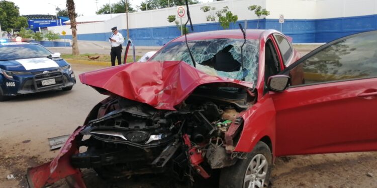 Cuatro heridos en choque de automóvil contra poste en el Malecón Nuevo
