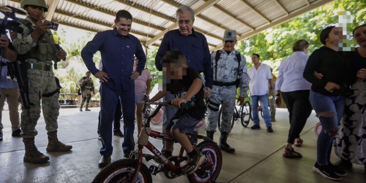 Rocha encabeza Brigada Especial de Apoyo Inmediato Social y Humanitario en Sinaloa Municipio