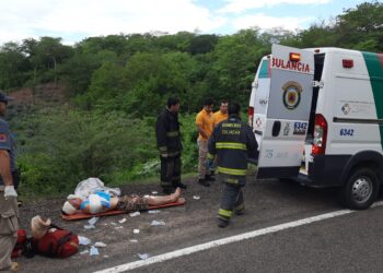Se vuelca camioneta en Imala y deja tres personas lesionadas