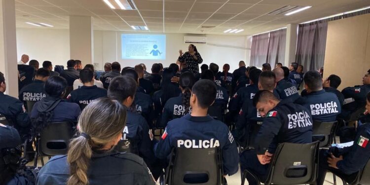 Promueve con policías estatales el respeto y el trabajo conjunto con periodistas y defensores de los derechos humanos en la entidad