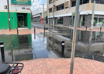 Brotan de nuevo aguas negras y descubre que la tubería está colapsada