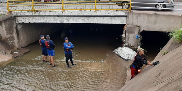 Hallan la camioneta Cherokee que ayer cayó al canal de Chulavista