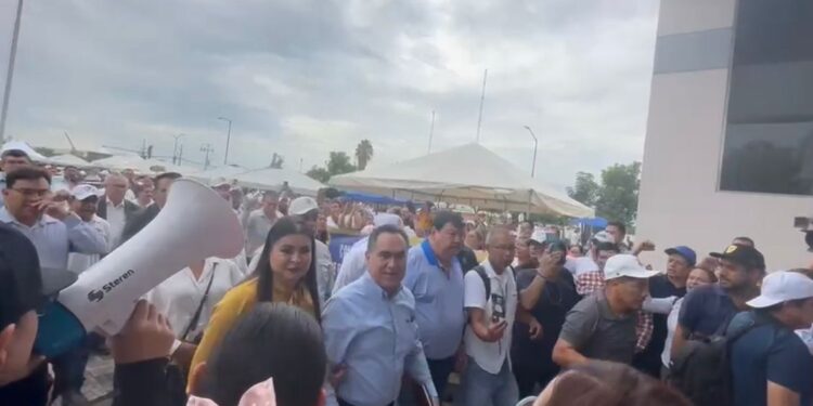 Madueña Molina llega al juzgado con todo el apoyo universitario