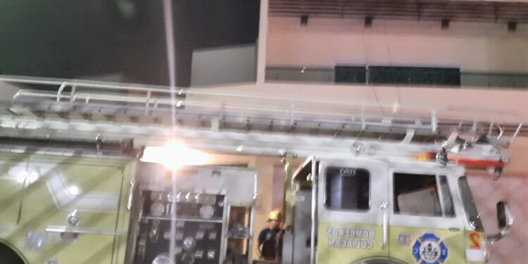 Trabajador de la construcción sufre descargar eléctrica en el tercer piso de un edificio