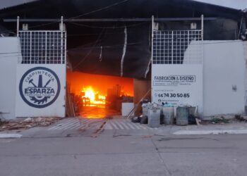 Arde carpintería y dos bodegas en la Díaz Ordaz