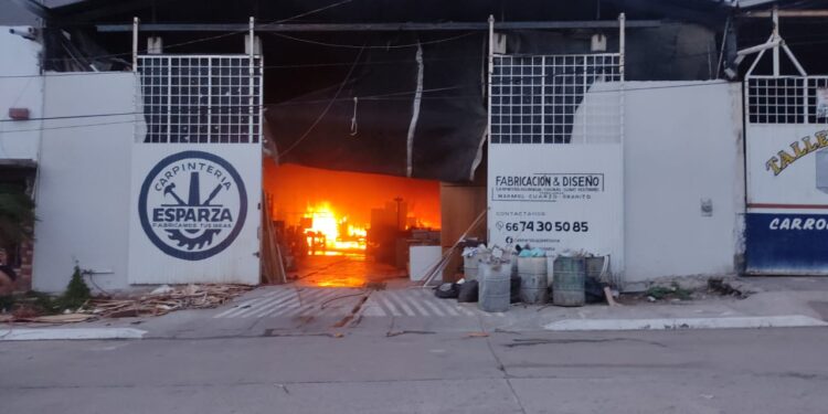 Arde carpintería y dos bodegas en la Díaz Ordaz