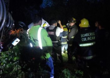 Chocan tráiler y camioneta por alcance sobre la Maxipista; chóferes resultan lesionados